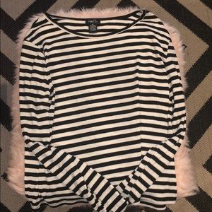 long, black and white striped top 🖤🤍